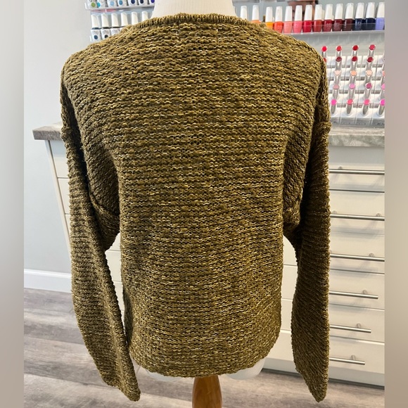 Universal Thread Women’s Olive V-Neck Sweater. - Picture 3 of 7